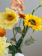 detailfoto zonnebloem en gele klaproos real touch Pronkstuk Zonnegloed Groot zijden bloemen boeket in warme geel- en oranjetinten_pluk zijden bloemen