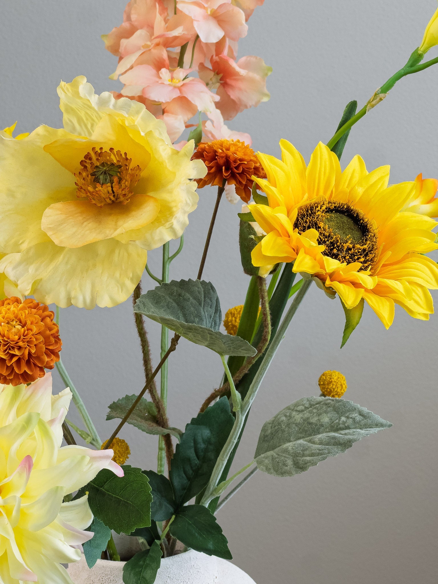 detailfoto zonnebloem en gele klaproos real touch Pronkstuk Zonnegloed Groot zijden bloemen boeket in warme geel- en oranjetinten_pluk zijden bloemen