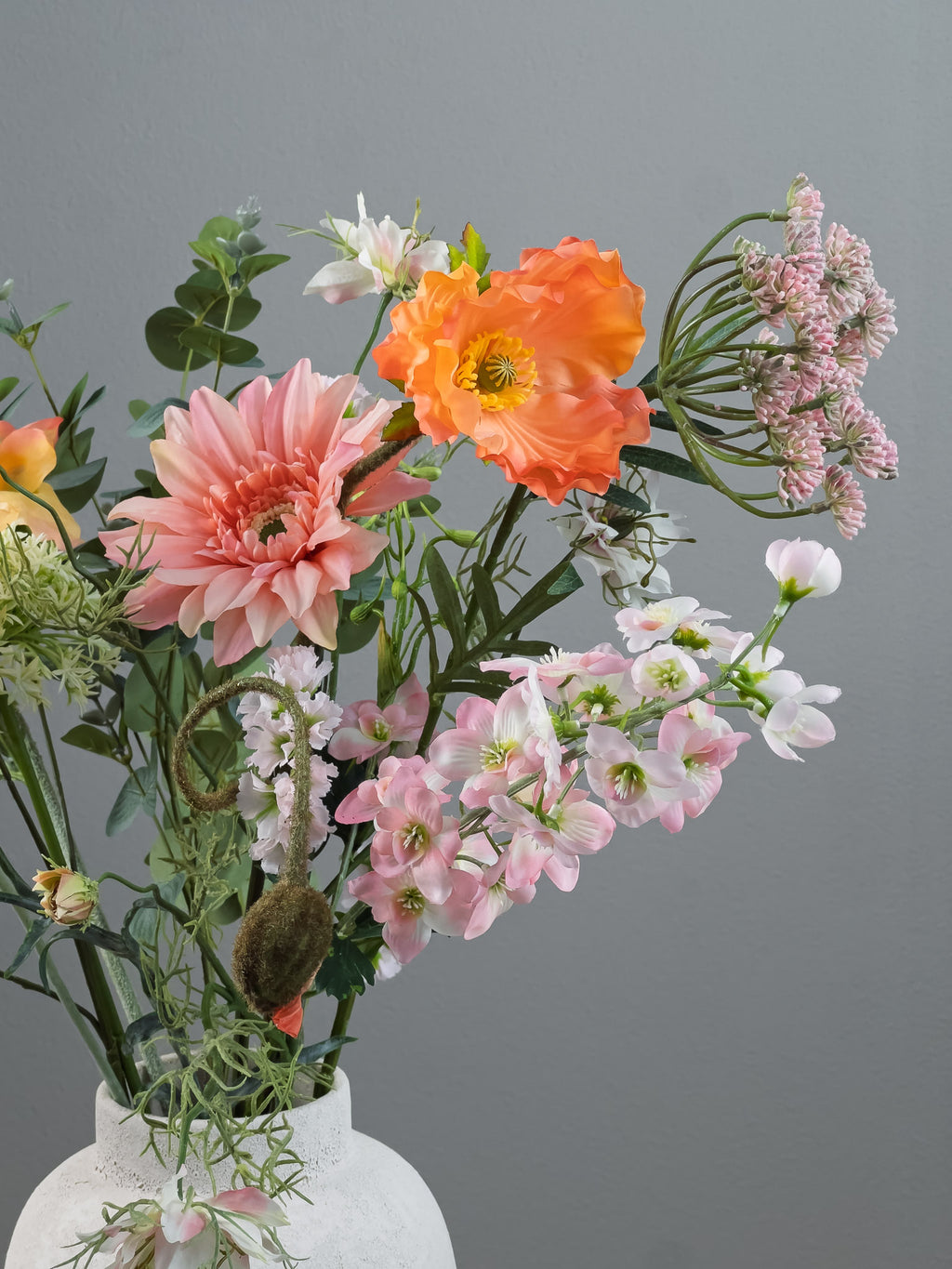 Closeup foto klaproos, gerbera en dille in Pastelkleurig zijden bloemen boeket met zachte roze kleuren
