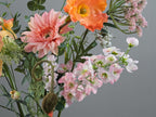 Close up van Pastelkleurig zijden bloemen boeket met zachte roze kleuren_zomercollectie_pluk zijden bloemen