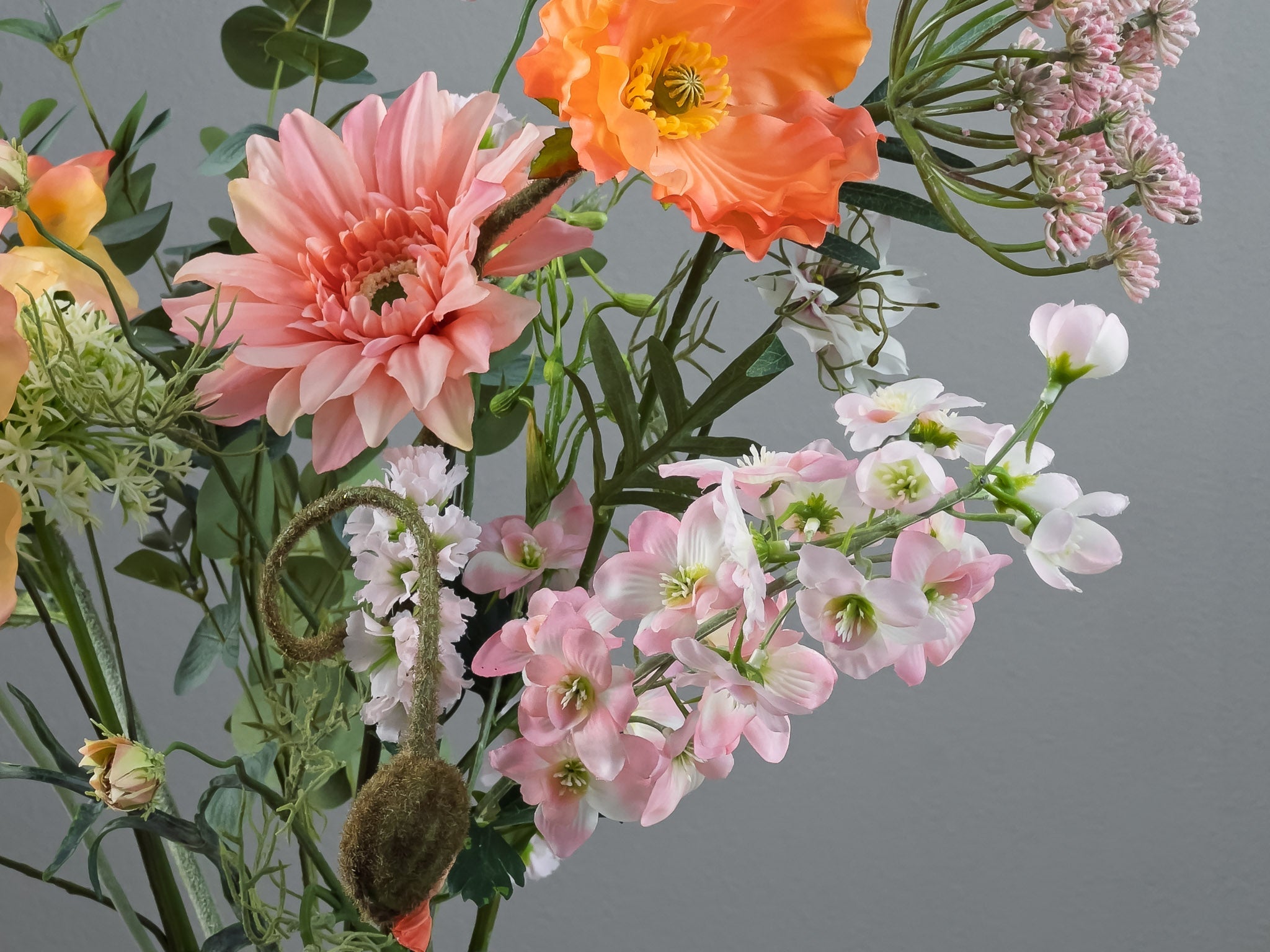 Close up van Pastelkleurig zijden bloemen boeket met zachte roze kleuren_zomercollectie_pluk zijden bloemen