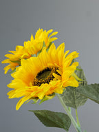 2 zijden zonnebloemen in detail