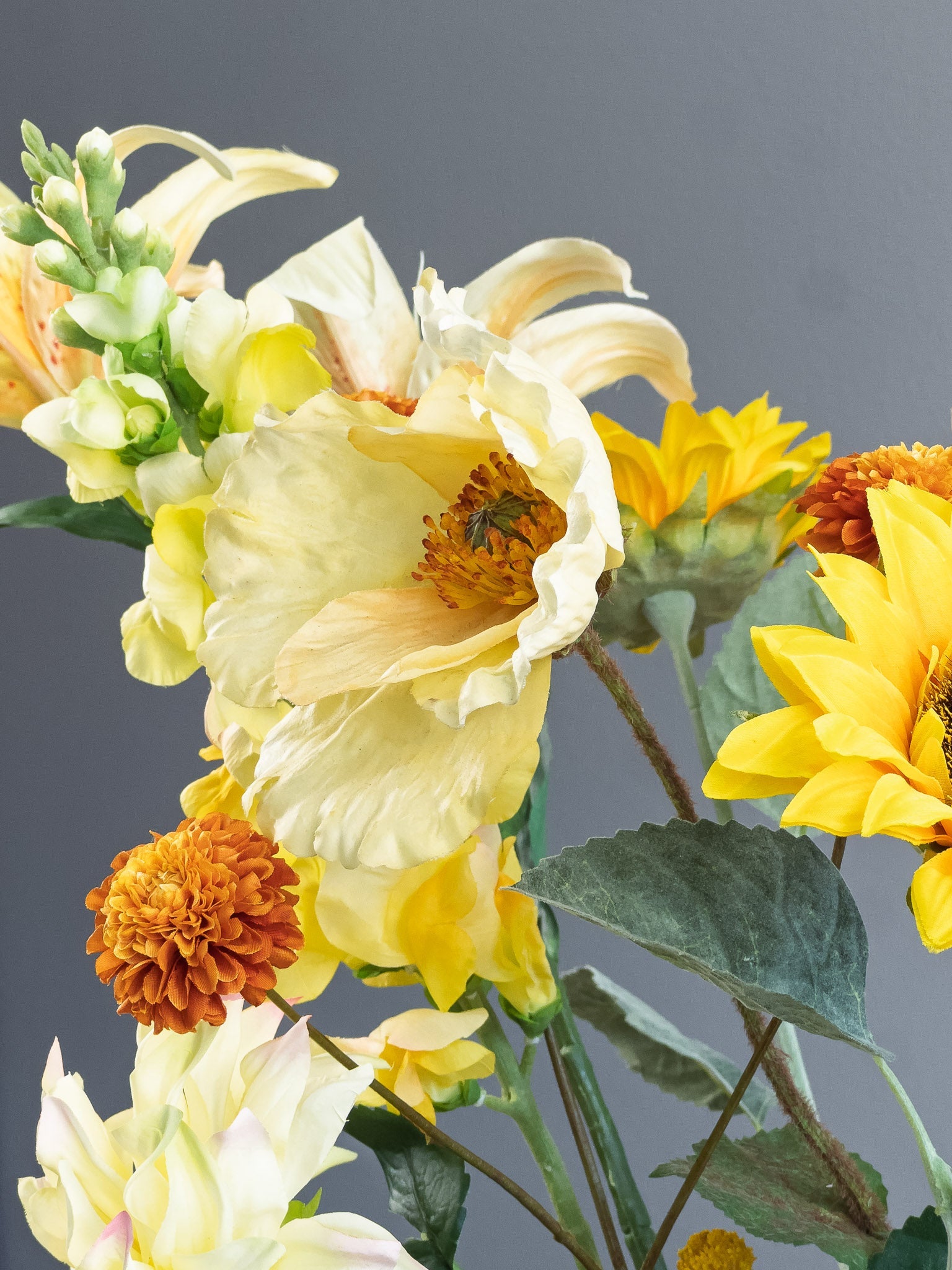 close up foto Pronkstuk Zonnegloed Groot zijden bloemen boeket in warme geel- en oranjetinten_pluk zijden bloemen